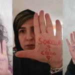 immagine composta da tre donne che mostrano il palmo della mano. Nel palmo c'è scritto "Sorella io ti credo"