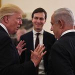 Trump, di spalle, parla a mani aperte con Netanyahu durante una sua visita in Israele.