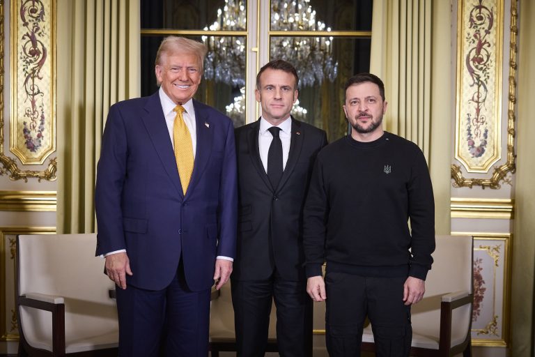 Donald Trump, Emmanuel Macron e Volodymir Zelensky al vertice in cui hanno parlato di Assad e Siria