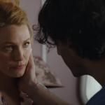 Blake Lively e Justin Baldoni in una scena di "It end with us": Lui di spalle ha la mano destra appoggiata sul collo di lei. Lei lo guarda