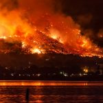 Le colline della California bruciano per gli incendi del 2018.