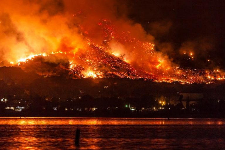 Le colline della California bruciano per gli incendi del 2018.