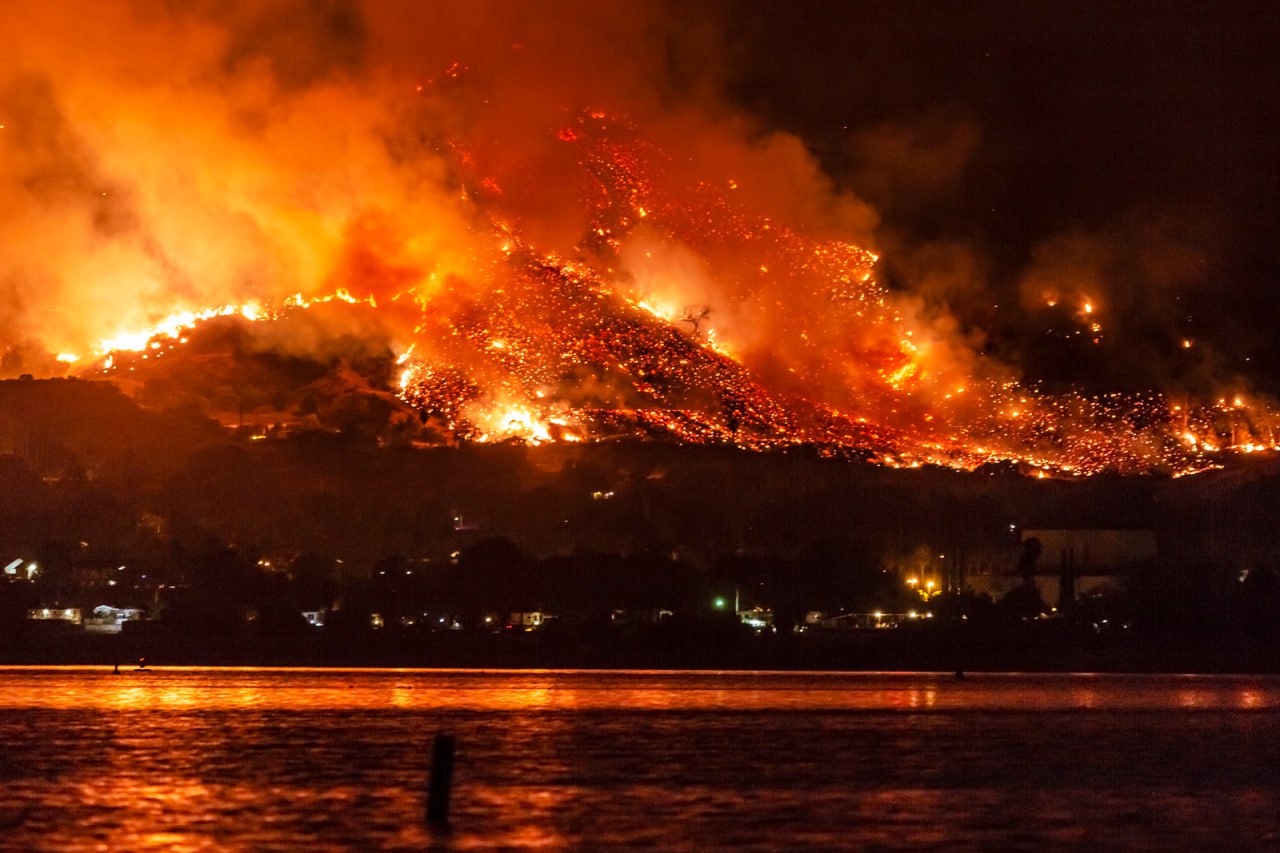 Le colline della California bruciano per gli incendi del 2018.