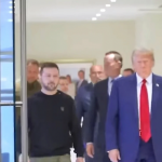 Putin in primo piano, sullo sfondo si vedono Trump e Zelensky camminare.