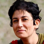 Il volto sorridente di Pakhshan Azizi, attivista per i diritti delle donne e assistente sociale, condannata a morte in Iran dalla Corte Suprema.