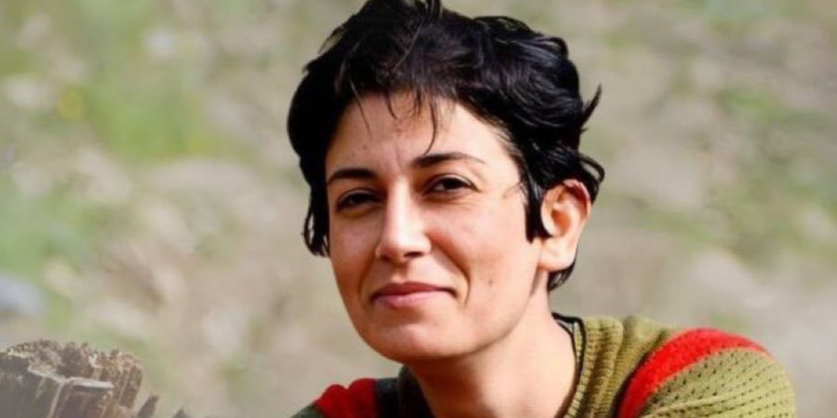 Il volto sorridente di Pakhshan Azizi, attivista per i diritti delle donne e assistente sociale, condannata a morte in Iran dalla Corte Suprema.