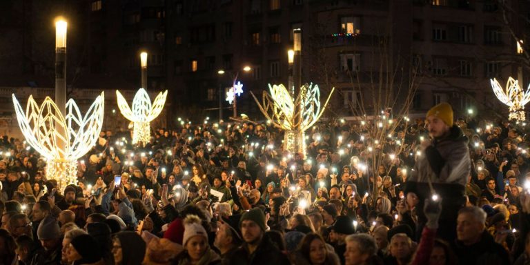 Gli studenti in piazza a Belgrado, in Serbia, per protestare contro il governo Vucic.