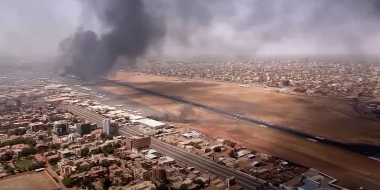 Un'immagine dall'alto di un bombardamento in Sudan.