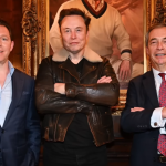 Elon Musk a braccia incrociate in mezzo a due persone (alla sua sinistra Nigel Farage). Dietro di loro un ritratto di Donald Trump