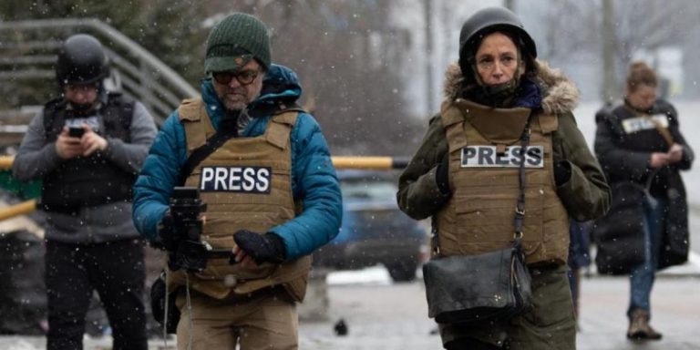 Un gruppo di giornalisti al lavoro per coprire la guerra in Ucraina.