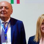 Il ministro dell'Ambiente e della Sicurezza Energetica, Gilberto Pichetto Fratin, e la presidente del Consiglio, Giorgia Meloni, fotografati insieme al padiglione Italia durante la cop27 in Egitto. La transizione ecologica e l'ambiente per il governo stanno diventando un'occasione per i profitti dei privati.