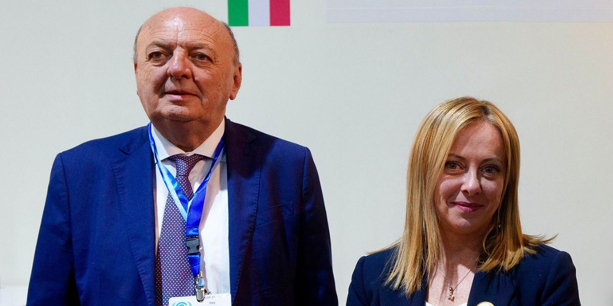 Il ministro dell'Ambiente e della Sicurezza Energetica, Gilberto Pichetto Fratin, e la presidente del Consiglio, Giorgia Meloni, fotografati insieme al padiglione Italia durante la cop27 in Egitto. La transizione ecologica e l'ambiente per il governo stanno diventando un'occasione per i profitti dei privati.