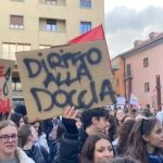 Manifestanti in piazza a Potenza per protestare per il razionamento dell'acqua. Su un cartello c'è scritto: Diritto alla doccia