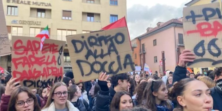 Manifestanti in piazza a Potenza per protestare per il razionamento dell'acqua. Su un cartello c'è scritto: Diritto alla doccia