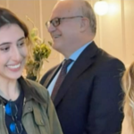 La giornalista Cecilia Sala appena sbarcata all'aeroporto di Ciampino mentre parla con la presidente del Consiglio Meloni (di spalle). Sullo sfondo il sindaco di Roma Gualtieri sorridente.