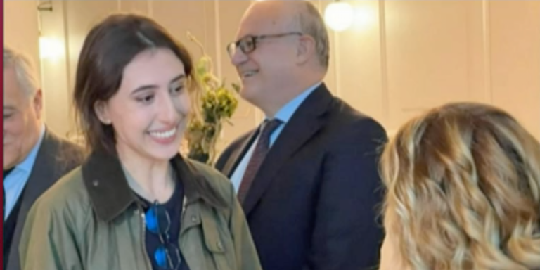 La giornalista Cecilia Sala appena sbarcata all'aeroporto di Ciampino mentre parla con la presidente del Consiglio Meloni (di spalle). Sullo sfondo il sindaco di Roma Gualtieri sorridente.