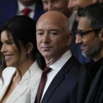 Da sinistra verso destra: Zuckerberg, Bezos, Musk al discorso di inaugurazione di Musk. Valigia Blu ha deciso di lasciare Facebook, Instagram e X.