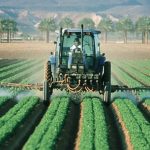 Un trattore passa nei campi in Danimarca. La Danimarca ha proposto uno storico patto verde per conciliare ambiente e produzione.