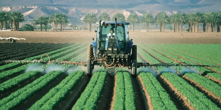 Un trattore passa nei campi in Danimarca. La Danimarca ha proposto uno storico patto verde per conciliare ambiente e produzione.