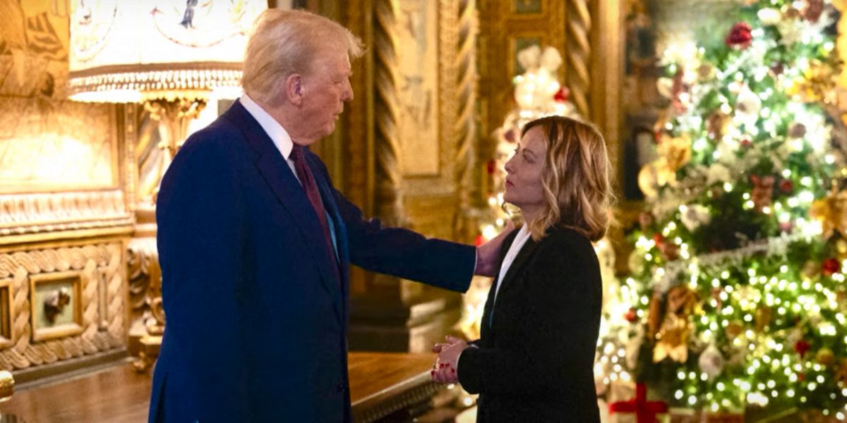 Donald Trump guarda Giorgia Meloni e le poggia una mano sulla spalla destra durante l'incontro improvviso a Mar a Lago, in Florida.