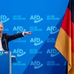 Alice Weidel da un palco di un comizio del partito Alternativa per la Germania, di cui è co-leader