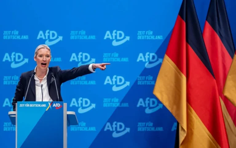 Alice Weidel da un palco di un comizio del partito Alternativa per la Germania, di cui è co-leader