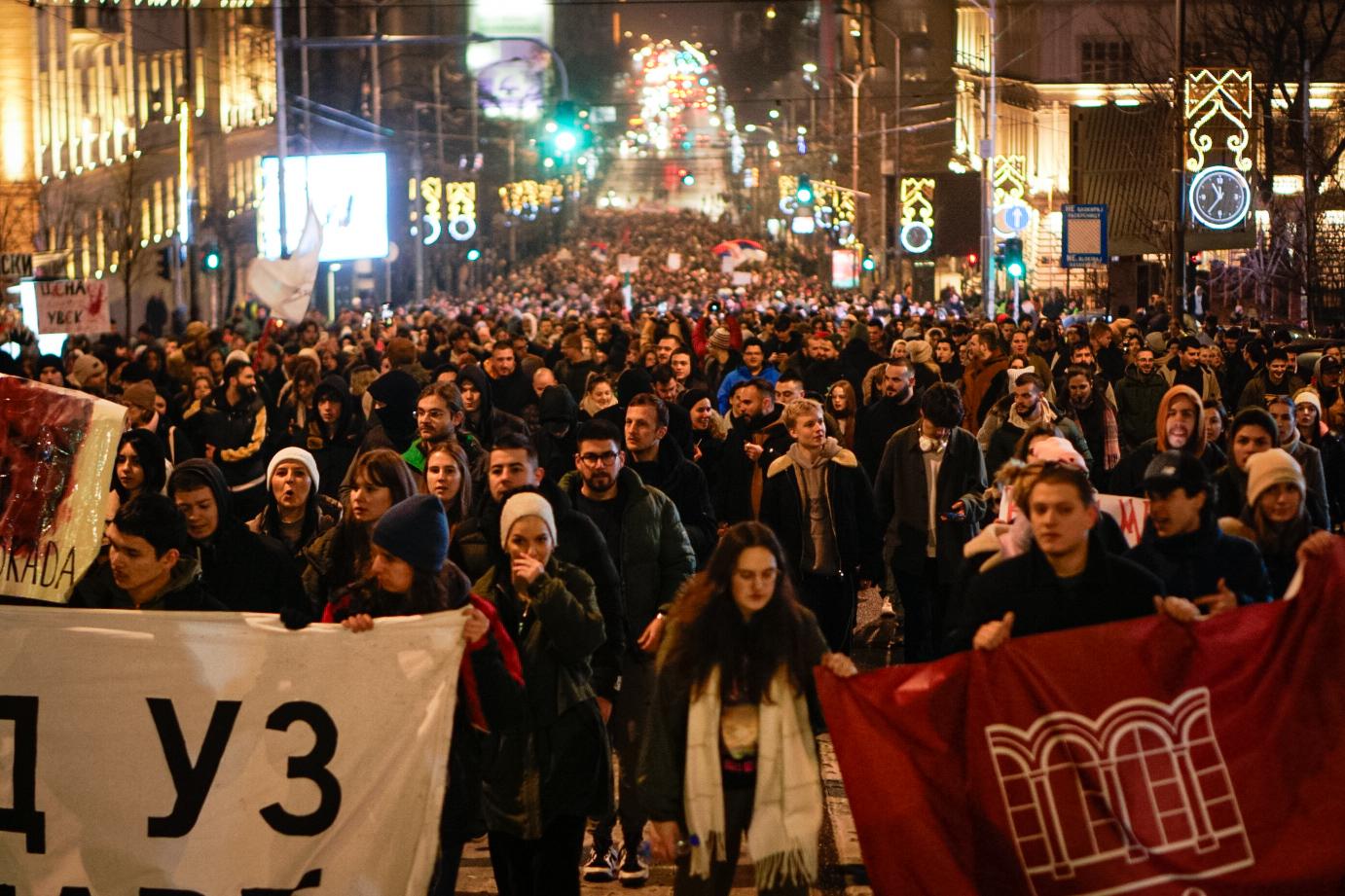 Gli studenti che da Belgrado si sono spostati fino a Novi Sad in Serbia per protestare contro il governo e contro il presidente Vucic.