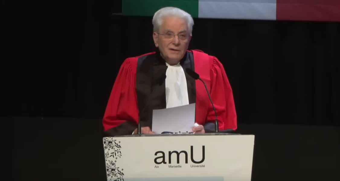 Sergio Mattarella mentre pronuncia la lectio magistralis all'Università di Marsiglia