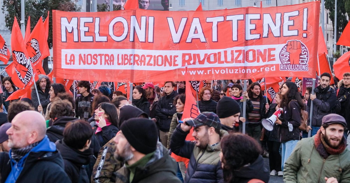 militanti di Sinistra Classe Rivoluzione alla manifestazione non una di meno a Roma il 26 novembre 2022