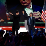 Musk imbraccia una motosega accanto al presidente argentino Javier Milei, sul palco della conferenza CPAC. In primo piano si vede la prima fila del pubblico che filma o fotografa con gli smartphone.