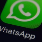 L'icona di WhatsApp sullo schermo di un cellulare. Alcuni giornalisti e attivisti sono stati spiati tramite uno spyware sul whatsapp. È il caso paragon che agita la politica italiana.