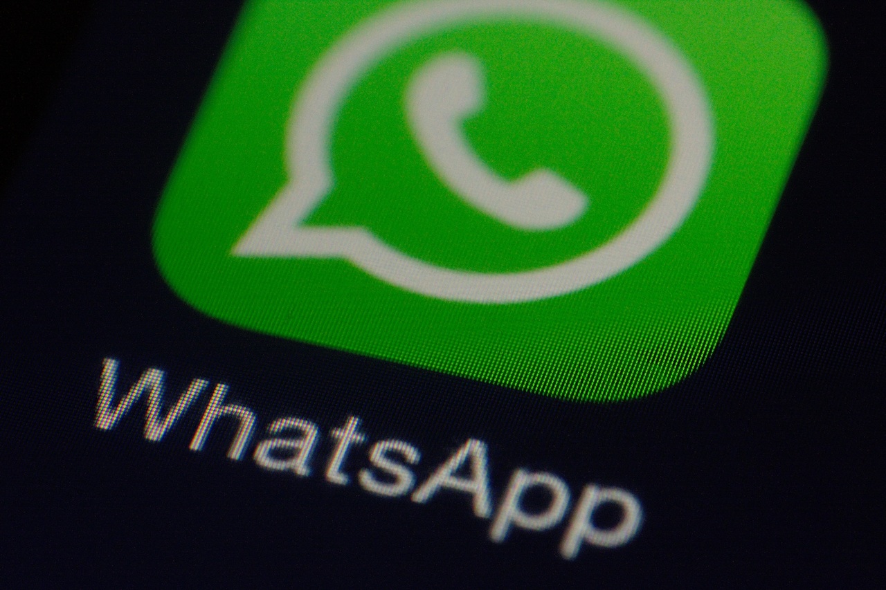 L'icona di WhatsApp sullo schermo di un cellulare. Alcuni giornalisti e attivisti sono stati spiati tramite uno spyware sul whatsapp. È il caso paragon che agita la politica italiana.