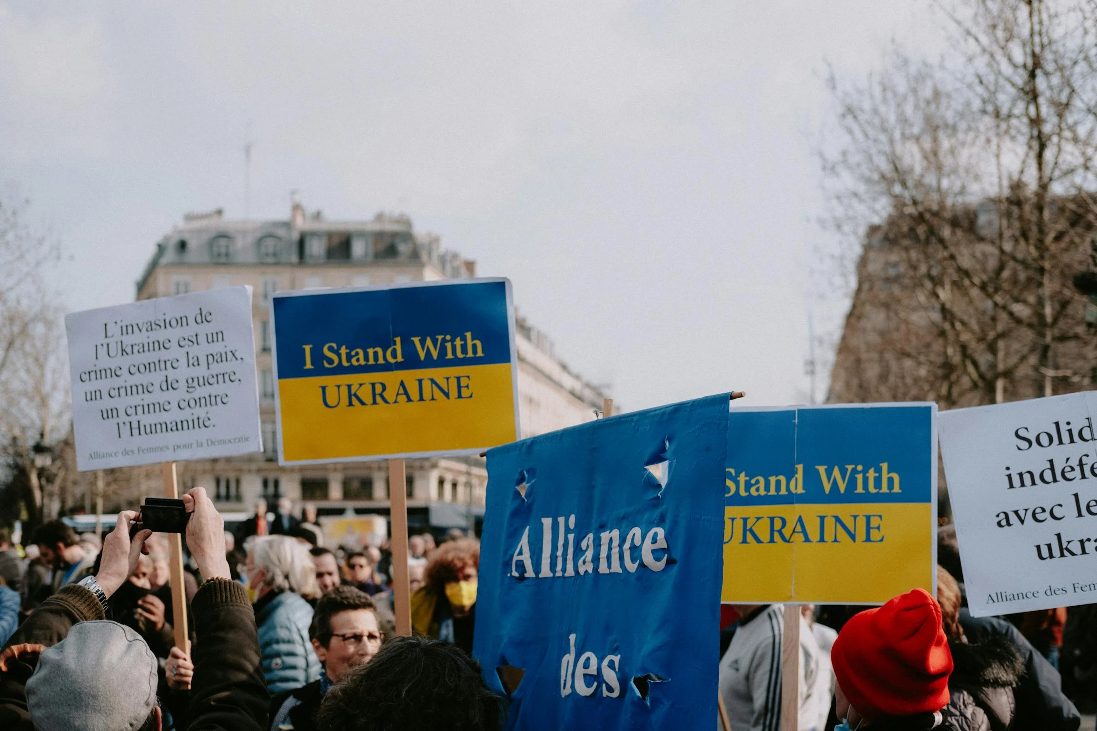 Una manifesta pro Ucraina contro la guerra e l'invasione di Putin