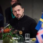 Zelensky seduto al tavolo del summit di Reykjavik