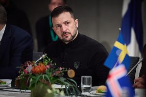 Zelensky seduto al tavolo del summit di Reykjavik