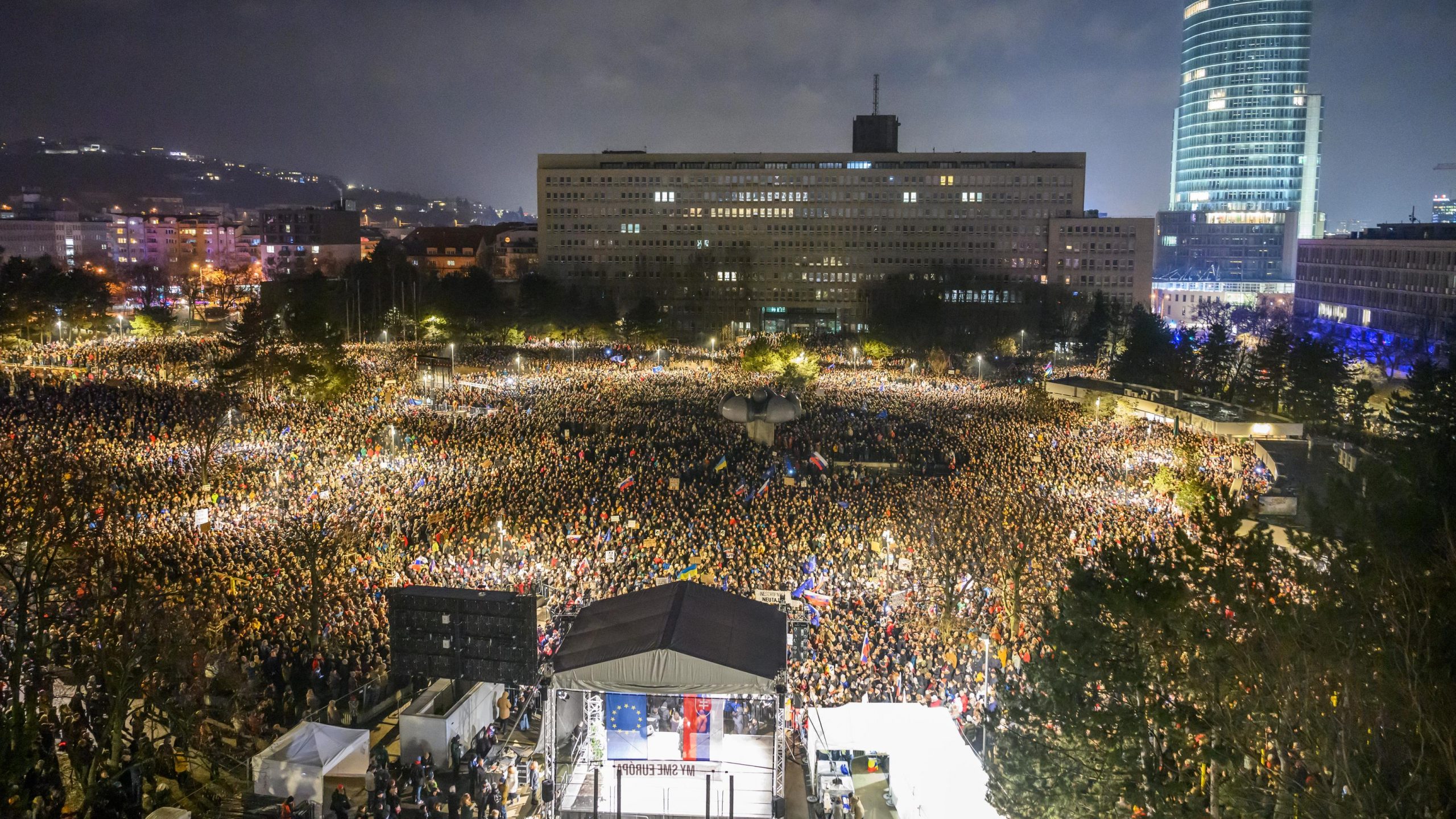 La manifestazione a Bratislava del 24 gennaio 2025, dove 60mila persone si sono riunite per protestare contro le politiche filorusse del premier Robert Fico