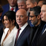 Da sinistra verso destra, Zuckerberg, Bezos, Pichar e Musk alla cerimonia di inaugurazione dell'amministrazione Trump. La Silicon Valley è al fianco di Trump