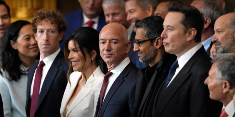 Da sinistra verso destra, Zuckerberg, Bezos, Pichar e Musk alla cerimonia di inaugurazione dell'amministrazione Trump. La Silicon Valley è al fianco di Trump