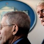 Il presidente USA Trump guarda con sguardo torvo l'allora consulente sanitario del governo, Anthony Fauci. Negli USA è in corso un attacco alla scienza.