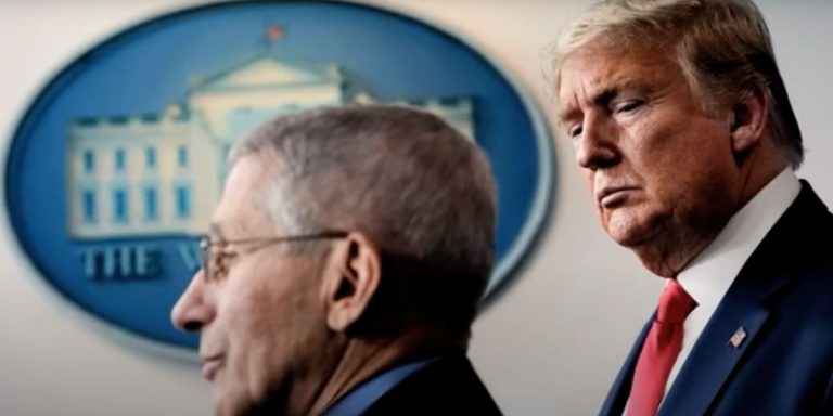 Il presidente USA Trump guarda con sguardo torvo l'allora consulente sanitario del governo, Anthony Fauci. Negli USA è in corso un attacco alla scienza.