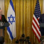 Il presidente USA Trump durante la conferenza stampa in cui annuncia l'intenzione di sfollare Gaza. Accanto a lui lo guarda il premier israeliano Netanyahu.