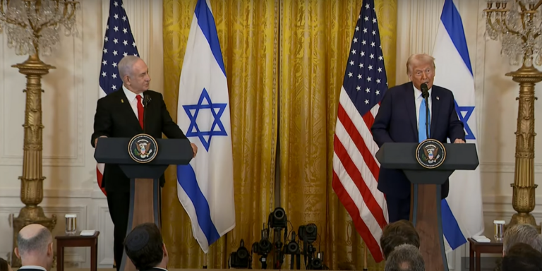 Il presidente USA Trump durante la conferenza stampa in cui annuncia l'intenzione di sfollare Gaza. Accanto a lui lo guarda il premier israeliano Netanyahu.