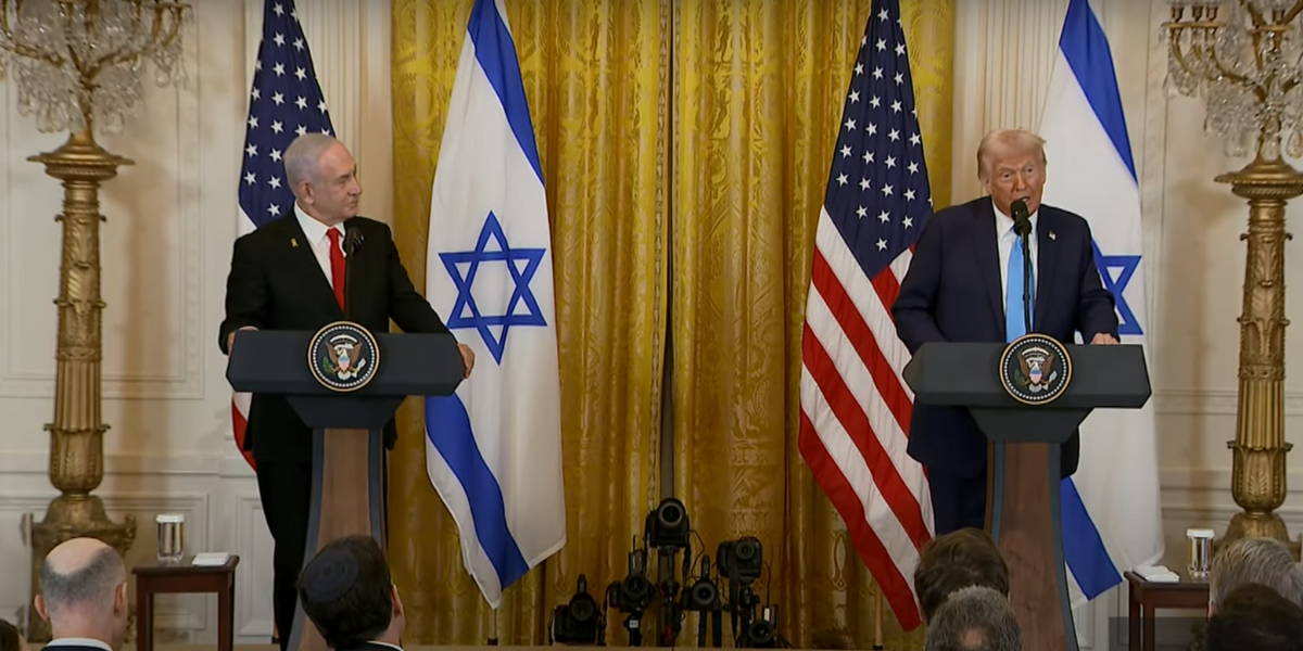 Il presidente USA Trump durante la conferenza stampa in cui annuncia l'intenzione di sfollare Gaza. Accanto a lui lo guarda il premier israeliano Netanyahu.