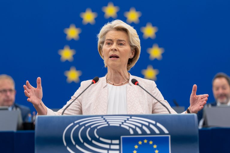 Ursula Von Der Leyen, presidente della Commissione Europea mentre illustra il piano dell'Europa sull'economia per i prossimi cinque anni