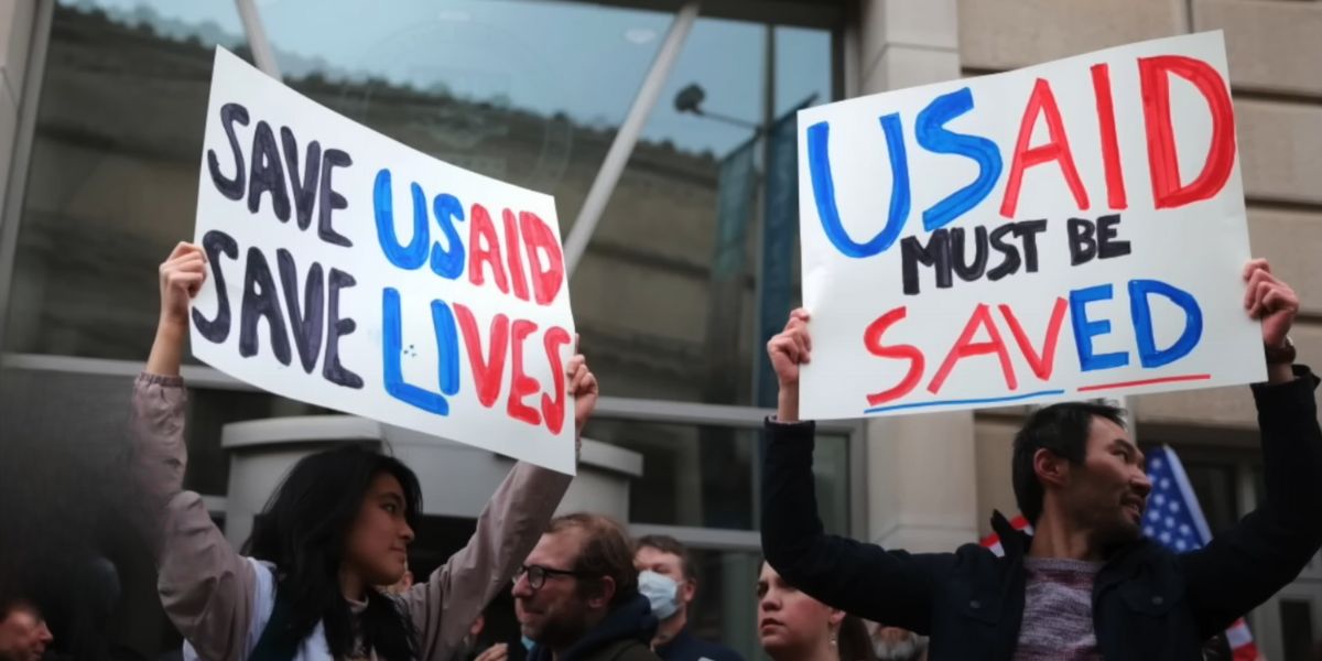 Due manifestanti protestano contro i tagli all'USAID voluti da Musk