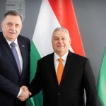 Il presidente della Bosnia Dodik stringe la mano al presidente ungherese Orban