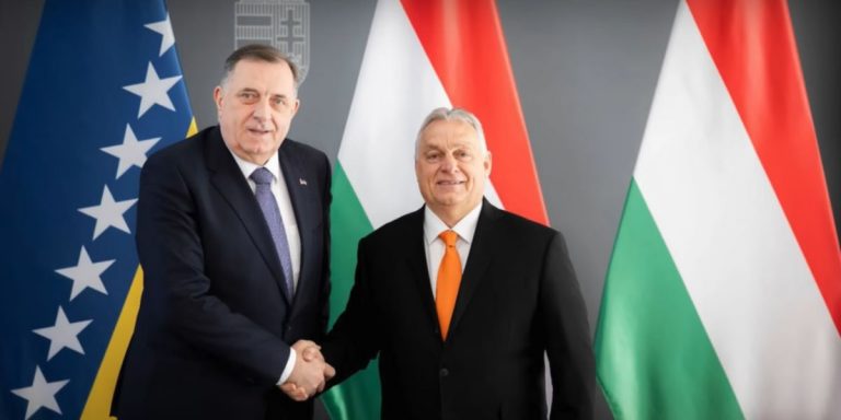 Il presidente della Bosnia Dodik stringe la mano al presidente ungherese Orban