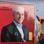 Un manifesto rosso con l'immagine di Calin Georgescu, il candidato emerso dal nulla alle elezioni presidenziali in Romania di dicembre 2024, poi annullate.