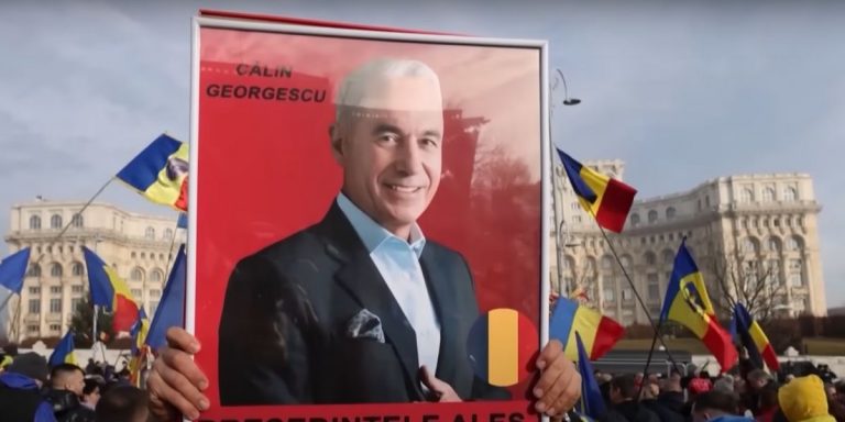 Un manifesto rosso con l'immagine di Calin Georgescu, il candidato emerso dal nulla alle elezioni presidenziali in Romania di dicembre 2024, poi annullate.