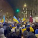 Una manifestazione in Georgia contro il governo in occasione del terzo anno dell'inizio dell'invasione russa in Ucraina.